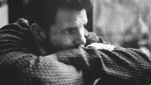Depressão nos homens: entenda por que os sintomas podem ser diferentes dos das mulheres