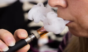 Vape é tão perigoso quanto o cigarro tradicional ou mais; entenda