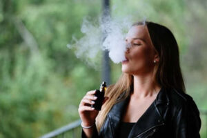 Vape e cigarro dobram risco de ansiedade e depressão entre adolescentes