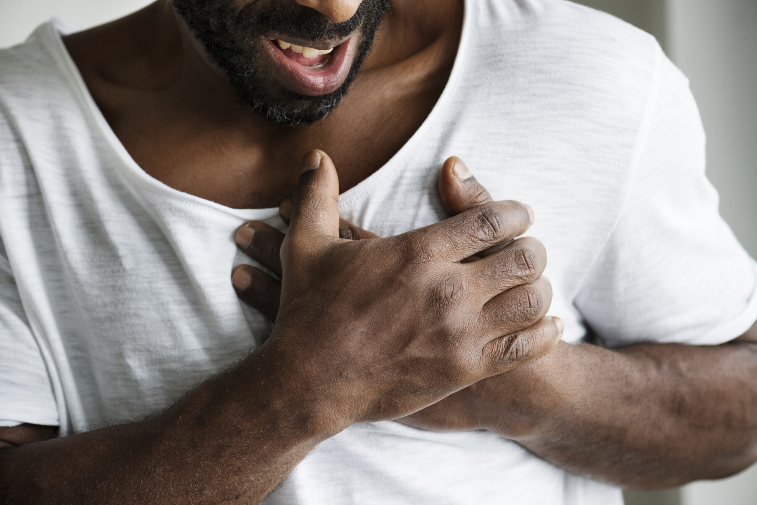 A dor no peito é um dos sintomas que mais levam pessoas a procurarem atendimento de emergência. Naturalmente, a primeira preocupação é com o coração — afinal, pode ser um infarto ou outro problema cardíaco.