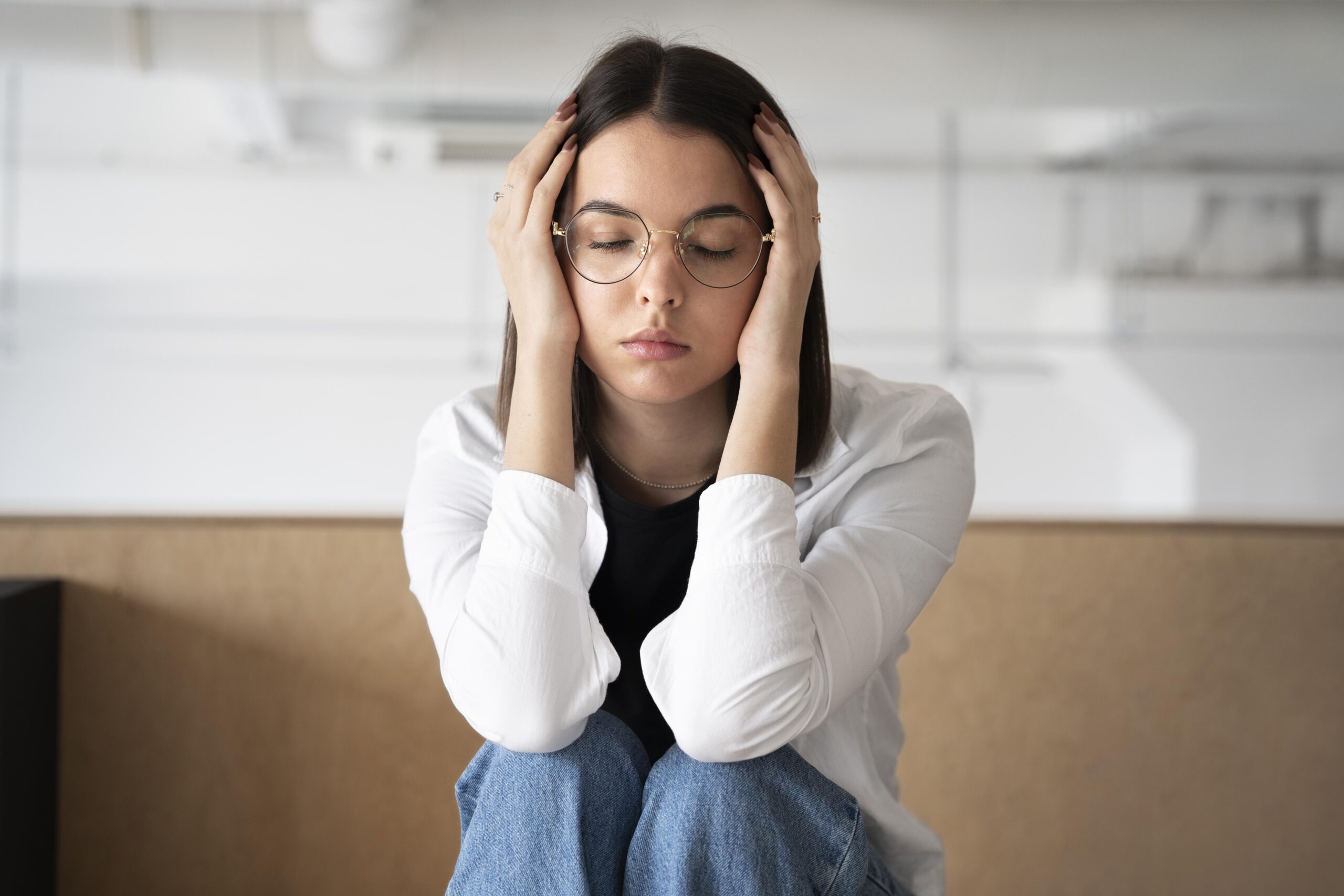 Para muitas pessoas, o início do ano pode gerar ansiedade justamente por concentrar expectativas, comparações e cobranças internas. A sensação de que é preciso “começar bem” ativa estados de alerta emocional e biológico, tornando esse período especialmente sensível para a saúde mental.