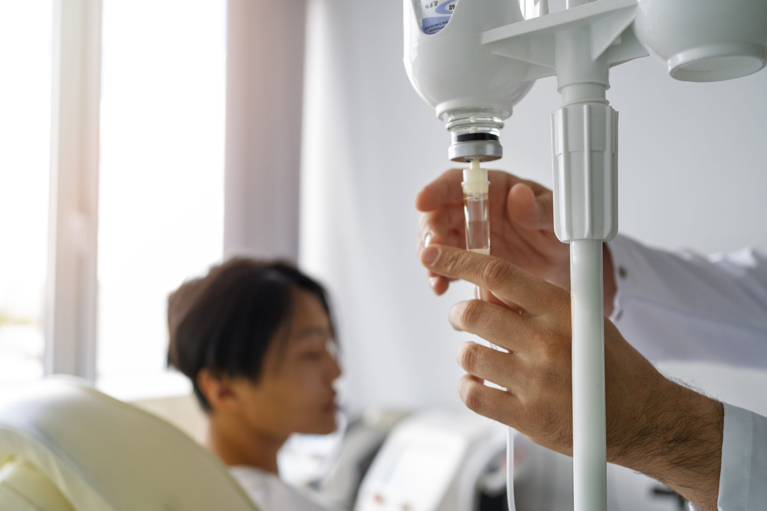 A cetamina é um medicamento administrado por via endovenosa e cada pessoa pode vivenciar a infusão de forma única. Para que sua experiência seja segura e tranquila, separamos algumas orientações importantes: