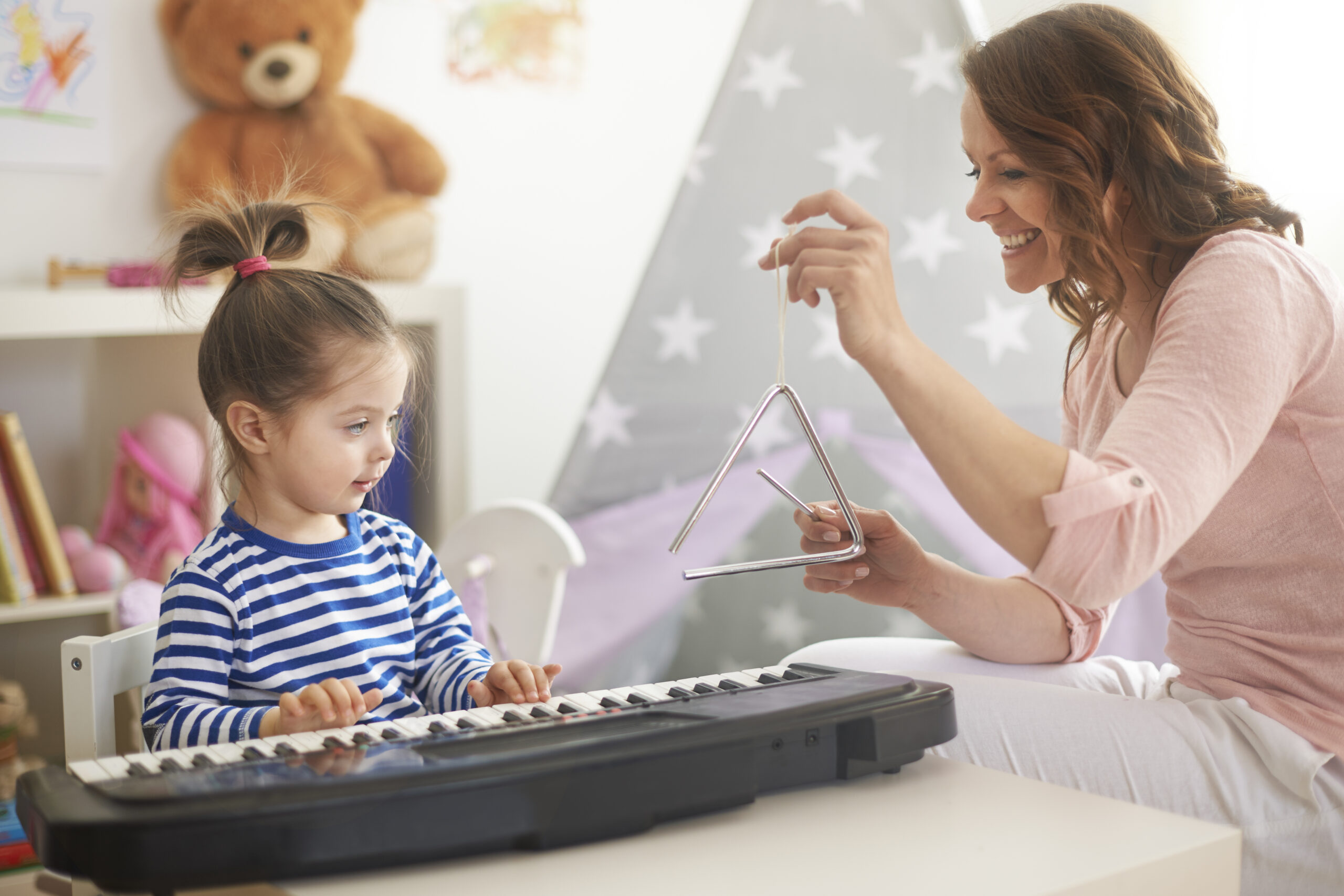 A musicoterapia vem se consolidando como uma ferramenta poderosa no cuidado com pessoas autistas. Ao transformar sons em conexão, ela amplia possibilidades de comunicação, fortalece vínculos e promove inclusão.