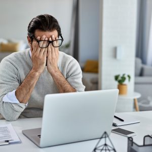 Os números de 2025 deixam claro: o adoecimento mental no Brasil atingiu um nível crítico. Mais do que um problema de saúde, trata-se de um desafio estrutural que exige atenção urgente.