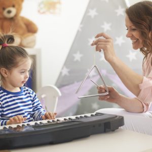 A musicoterapia vem se consolidando como uma ferramenta poderosa no cuidado com pessoas autistas. Ao transformar sons em conexão, ela amplia possibilidades de comunicação, fortalece vínculos e promove inclusão.