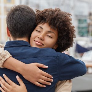 A família e os acompanhantes desempenham um papel indispensável na saúde mental do paciente. Mais do que presença física, o apoio emocional, a compreensão e o cuidado são fatores que contribuem diretamente para a recuperação e qualidade de vida.