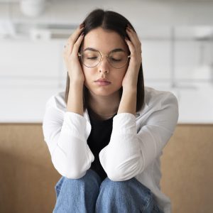 Para muitas pessoas, o início do ano pode gerar ansiedade justamente por concentrar expectativas, comparações e cobranças internas. A sensação de que é preciso “começar bem” ativa estados de alerta emocional e biológico, tornando esse período especialmente sensível para a saúde mental.
