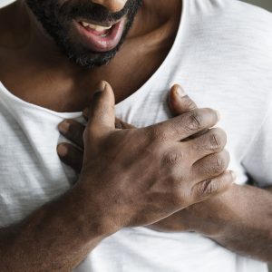 A dor no peito é um dos sintomas que mais levam pessoas a procurarem atendimento de emergência. Naturalmente, a primeira preocupação é com o coração — afinal, pode ser um infarto ou outro problema cardíaco.