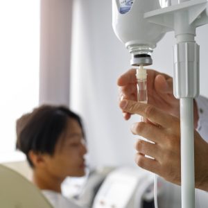 A cetamina é um medicamento administrado por via endovenosa e cada pessoa pode vivenciar a infusão de forma única. Para que sua experiência seja segura e tranquila, separamos algumas orientações importantes: