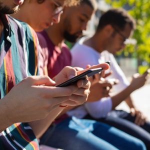 Uma semana de detox de redes sociais traz benefícios à saúde mental, diz pesquisa
